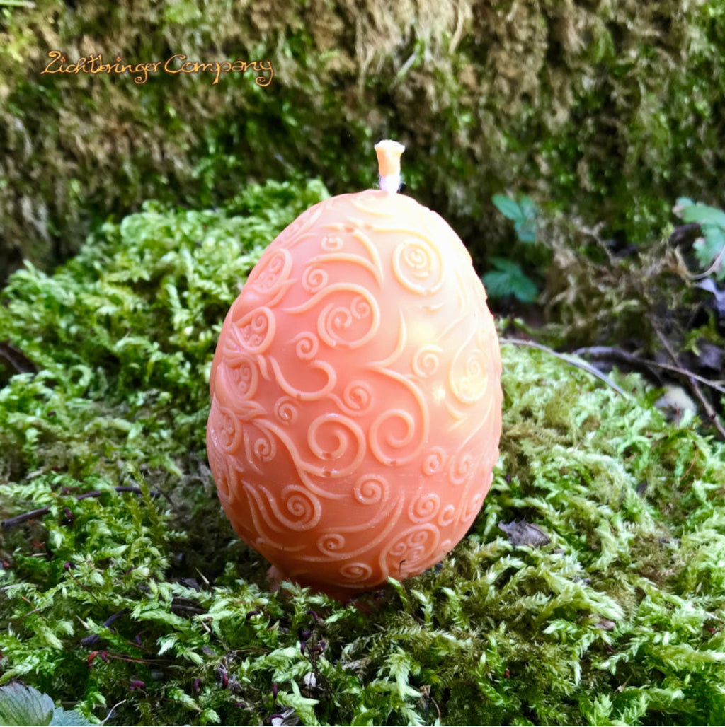 Rapswachs-Osterei mit Sonnen-Motiv in Orange – Seitenansicht mit Ornament-Verzierung, handgegossen von Lichtbringer Company
