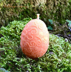 Rapswachs-Osterei mit Sonnen-Motiv in Orange – Seitenansicht mit Ornament-Verzierung, handgegossen von Lichtbringer Company