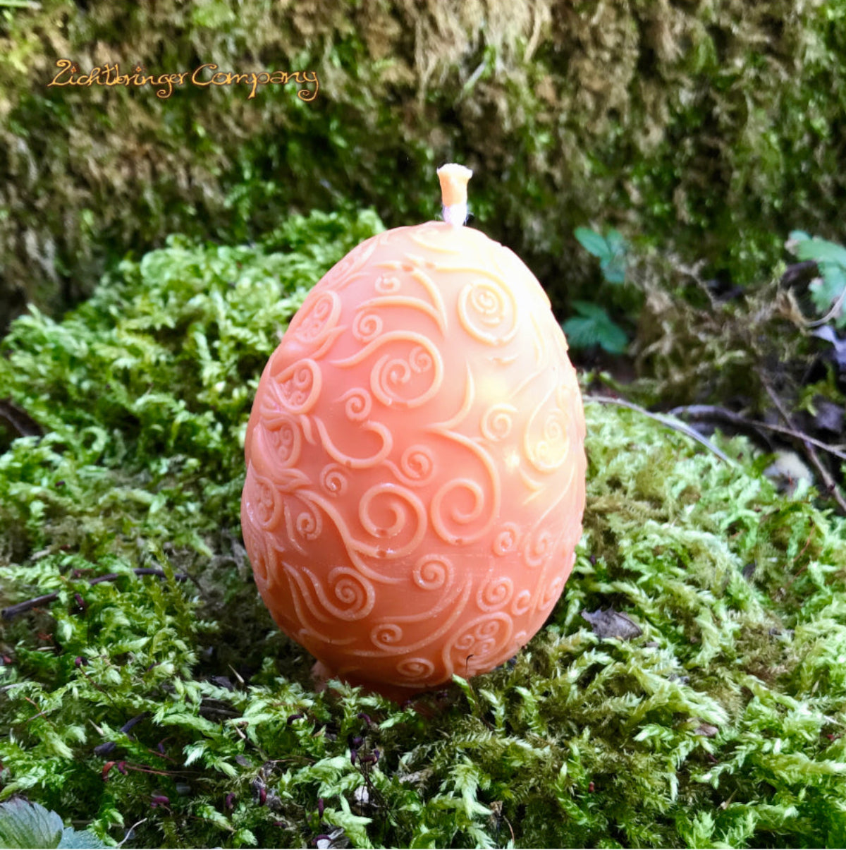 Rapswachs-Osterei mit Sonnen-Motiv in Orange – Seitenansicht mit Ornament-Verzierung, handgegossen von Lichtbringer Company