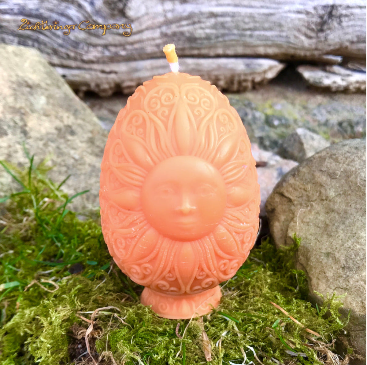 Rapswachs-Osterei mit Sonnen-Motiv in Orange – Detailansicht des Sonnen-Symbols, vegane Kerze von Lichtbringer Company
