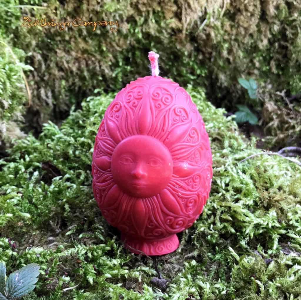 Rapswachs-Osterei mit Sonnen-Motiv in Rot – handgegossene Kerze aus veganem Rapswachs, Höhe ca. 7 cm, von Lichtbringer Company