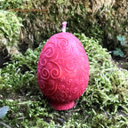 Rapswachs-Osterei mit Sonnen-Motiv in Rot – Seitenansicht mit Ornament-Verzierung, handgegossen von Lichtbringer Company
