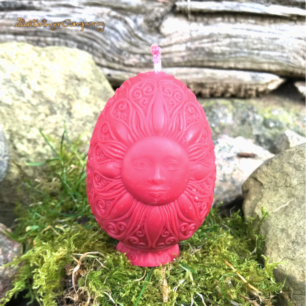 Rapswachs-Osterei mit Sonnen-Motiv in Rot – Detailansicht des Sonnen-Symbols, vegane Kerze von Lichtbringer Company