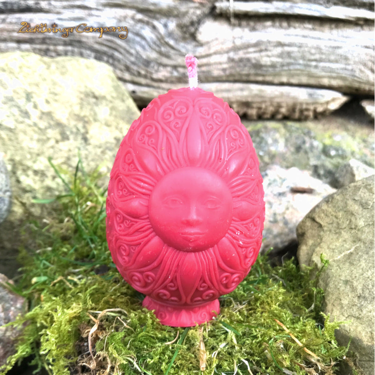 Rapswachs-Osterei mit Sonnen-Motiv in Rot – Detailansicht des Sonnen-Symbols, vegane Kerze von Lichtbringer Company
