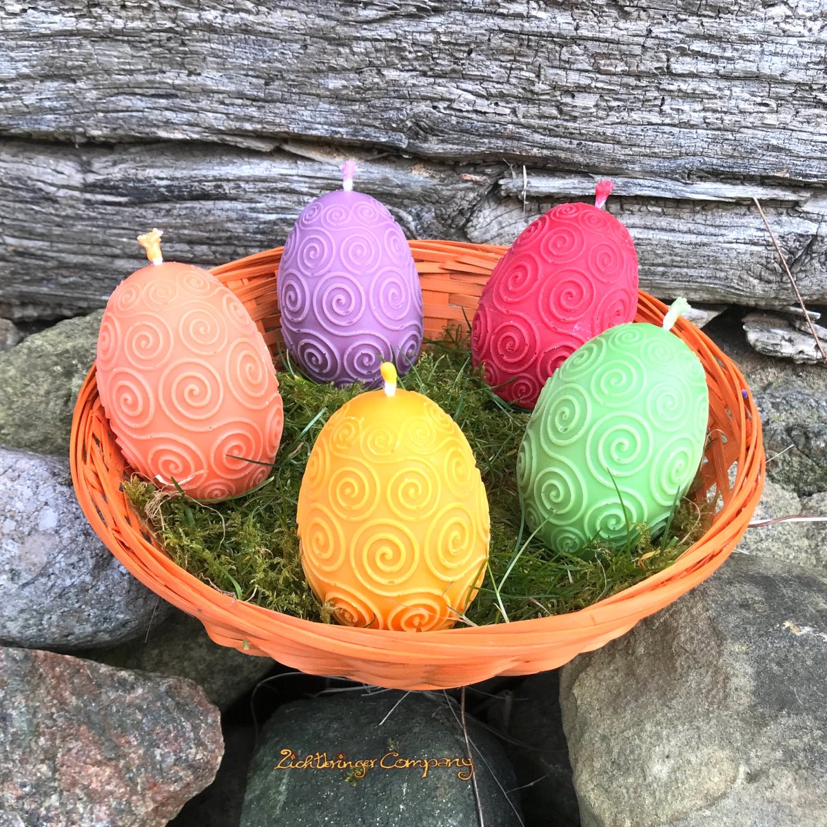 Rapswachs-Ostereier mit Spiralen-Motiv in verschiedenen Farben – handgegossene Kerzen aus veganem Rapswachs von der Lichtbringer Company