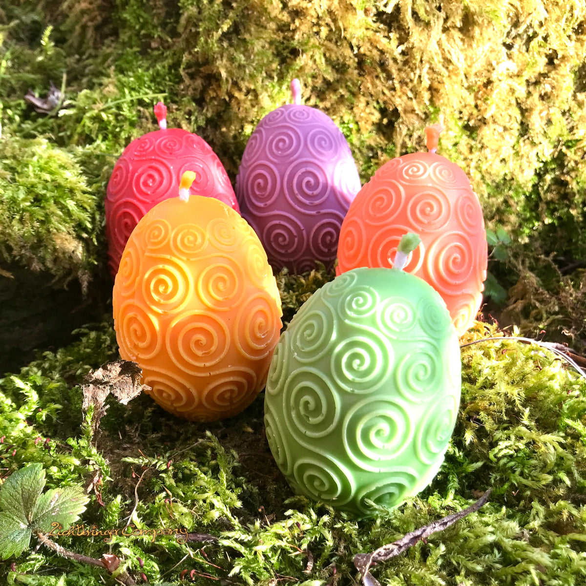 Rapswachs-Ostereier mit Spiralen-Motiv in verschiedenen Farben – handgegossene Kerzen aus veganem Pflanzenwachs aus der Lichtbringer Manufaktur