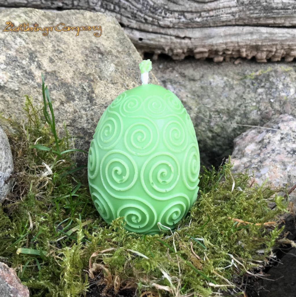 Rapswachs-Osterei mit Spiralen-Motiv in Grün – handgegossene Kerze aus veganem Rapswachs, Höhe ca. 7 cm, von Lichtbringer Company