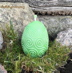 Rapswachs-Osterei mit Spiralen-Motiv in Grün – handgegossene Kerze aus veganem Rapswachs, Höhe ca. 7 cm, von Lichtbringer Company