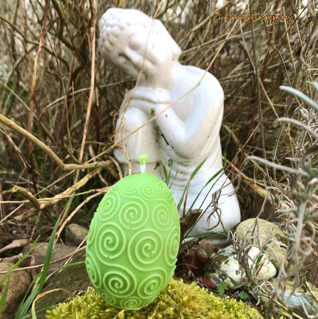 Rapswachs-Osterei mit Spiralen-Motiv in Grün – Detailansicht, handgegossene Kerze aus veganem Rapswachs von Lichtbringer Company