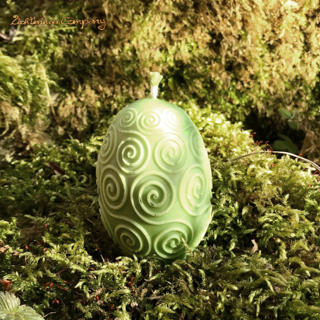 Rapswachs-Osterei mit Spiralen-Motiv in Grün – handgegossene Kerze, Detailansicht auf Moosbett, Höhe ca. 7 cm, von Lichtbringer Company