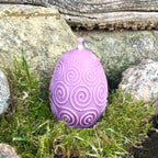 Rapswachs-Osterei mit Spiralen-Motiv in Lila – handgegossene Kerze aus veganem Rapswachs, Höhe ca. 7 cm, von Lichtbringer Company