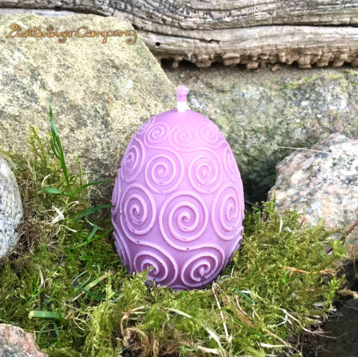 Rapswachs-Osterei mit Spiralen-Motiv in Lila – handgegossene Kerze aus veganem Rapswachs, Höhe ca. 7 cm, von Lichtbringer Company