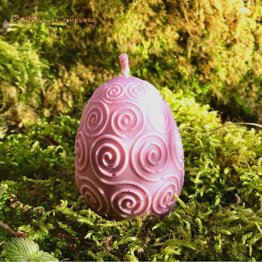 Rapswachs-Osterei mit Spiralen-Motiv in Lila – handgegossene Kerze, Detailansicht auf Moosbett, Höhe ca. 7 cm, von Lichtbringer Company