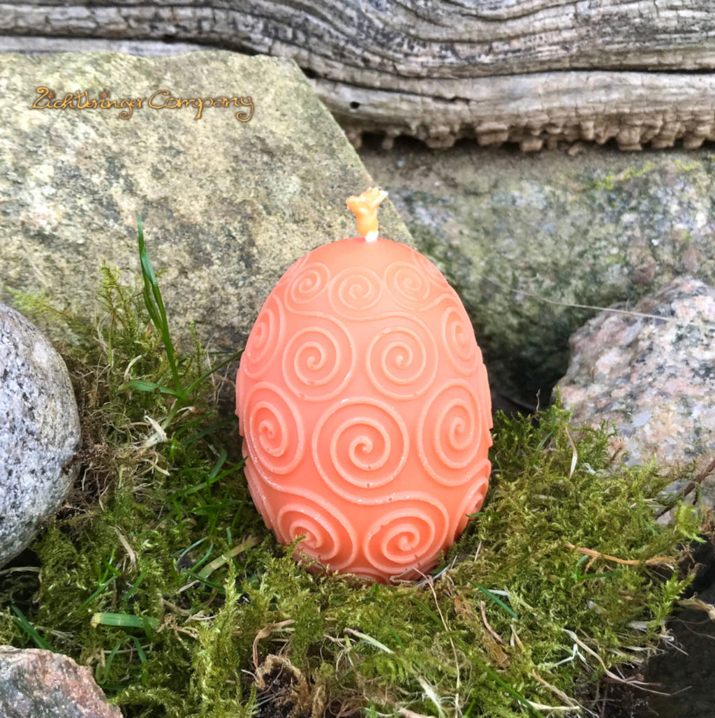 Rapswachs-Osterei mit Spiralen-Motiv in Orange – handgegossene Kerze aus veganem Rapswachs, Höhe ca. 7 cm, von Lichtbringer Company