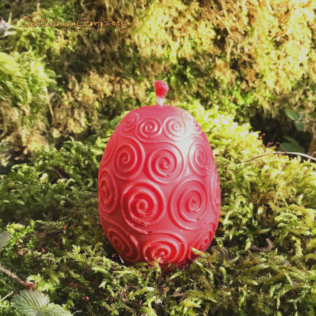 Rapswachs-Osterei mit Spiralen-Motiv in Rot – Detailansicht, handgegossene Kerze aus veganem Rapswachs von Lichtbringer Company