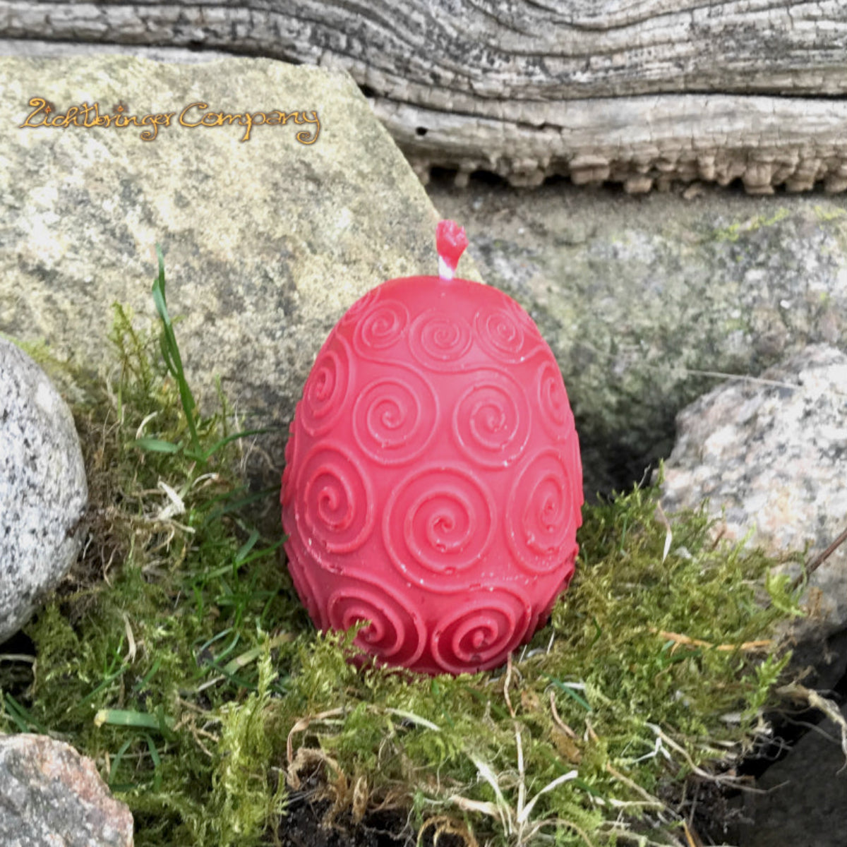Rapswachs-Osterei mit Spiralen-Motiv in Rot – handgegossene Kerze aus veganem Rapswachs, Höhe ca. 7 cm, von Lichtbringer Company