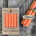 Rapswachs Stabkerzen in orange im Geschenkkarton