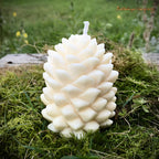 Rapswachs-Kerze in Form eines großen Kiefernzapfens – naturweiß, Höhe ca. 10,5 cm, Durchmesser 6,5 cm, handgefertigt von Lichtbringer Company