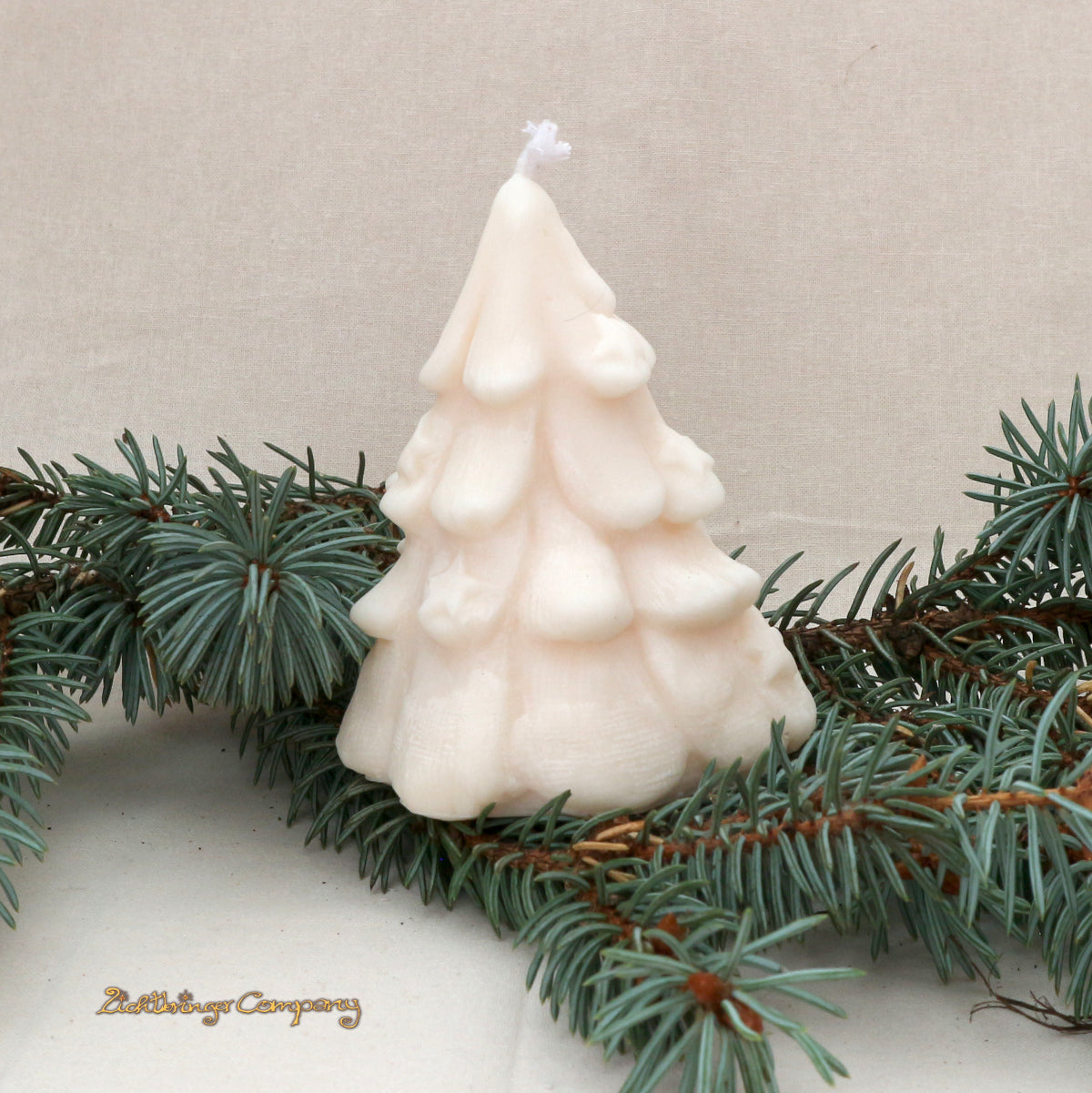 Rapswachs-Kerze Weihnachtsbaum mit Krippe – Detailansicht von hinten