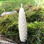 Rapswachs-Kerze in Form eines schmalen Tannenzapfens – naturweiß, Höhe ca. 10,5 cm, handgefertigt von Lichtbringer Company