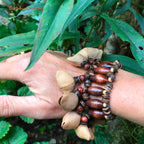Armband aus Holzperlen mit Baumsamen 