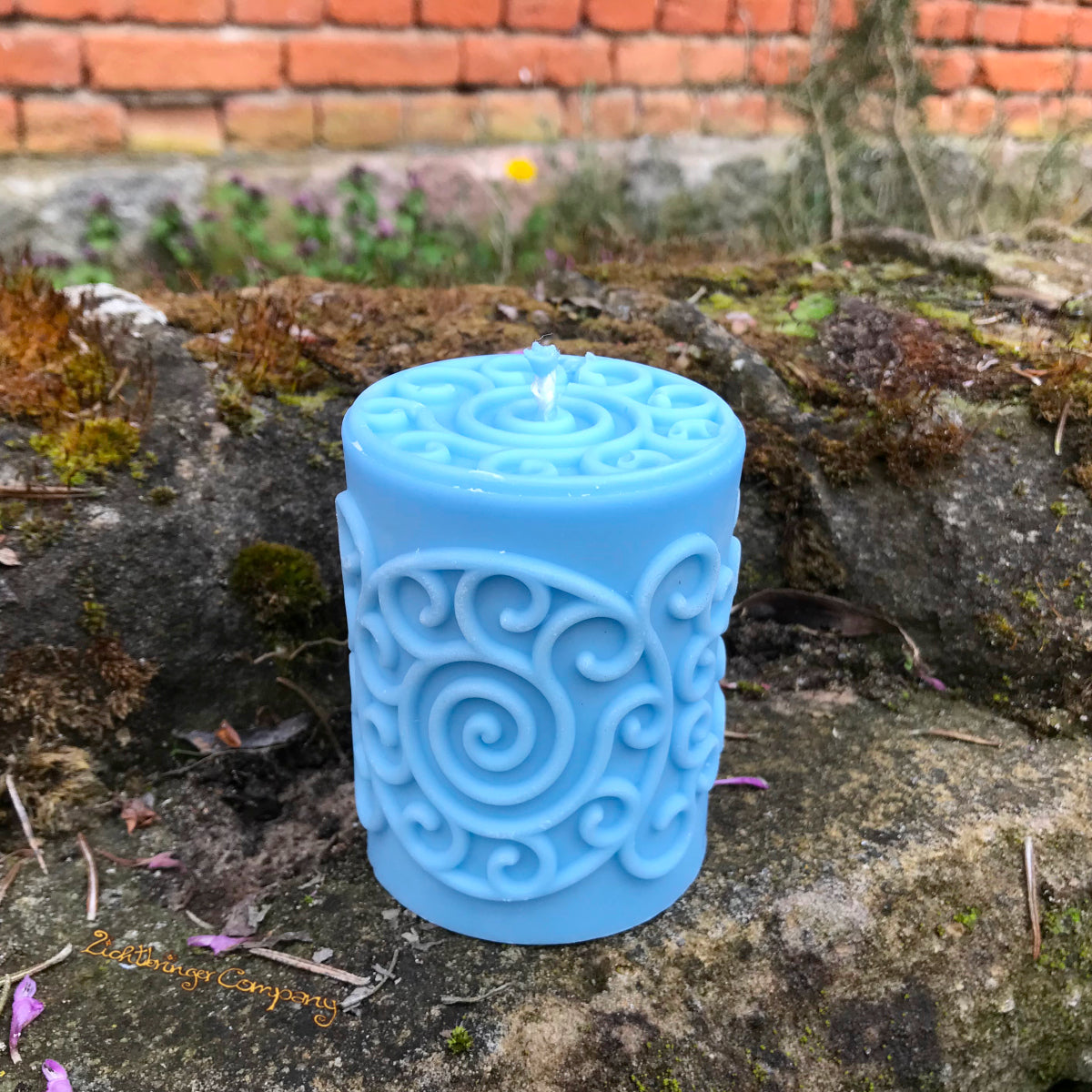 Spiralen-Stumpenkerze aus Rapswachs in Blau – handgefertigte Ritualkerze, Made in Germany
