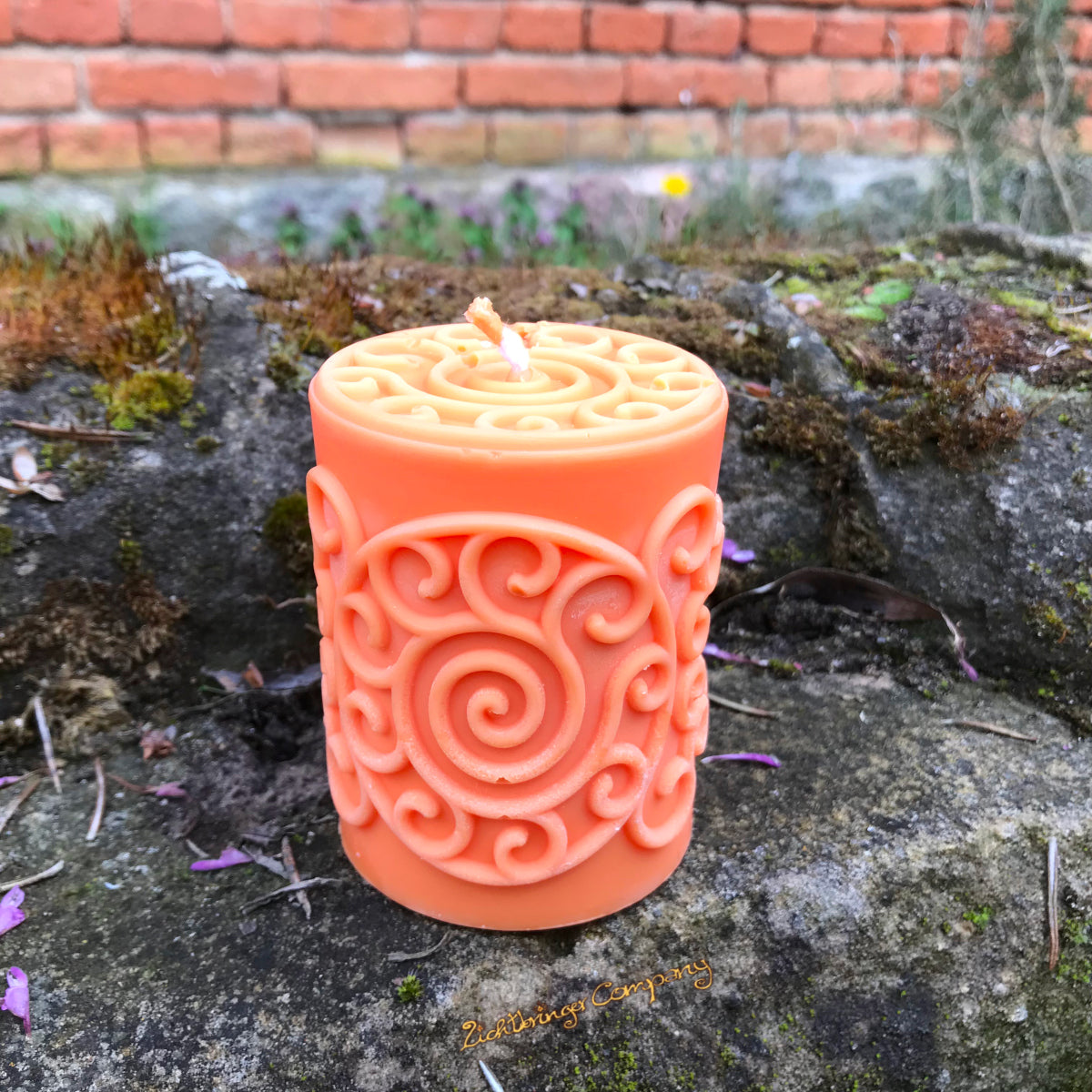 Spiralen-Stumpenkerze aus Rapswachs in Orange – vegane Ritualkerze, Made in Germany
