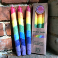 Regenbogen Stabkerzen 3er Set aus Stearin.
