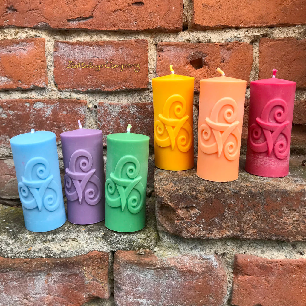 Triskele Kerze in sechs Farben aus Rapswachs Höhe 10,5 cm
