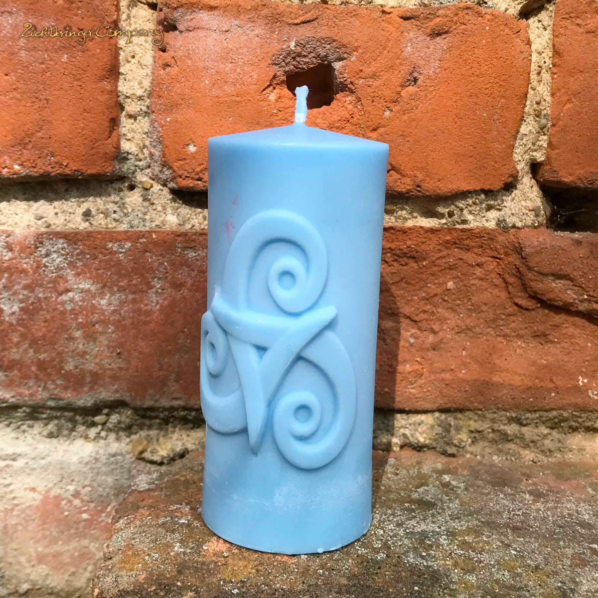 Triskele Kerze aus Rapswachs Farbe blau Höhe 10,5 cm