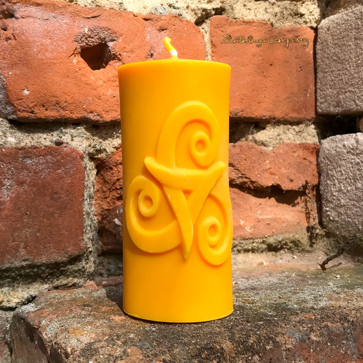 Triskele Kerze aus Rapswachs Farbe gelb Höhe 10,5 cm