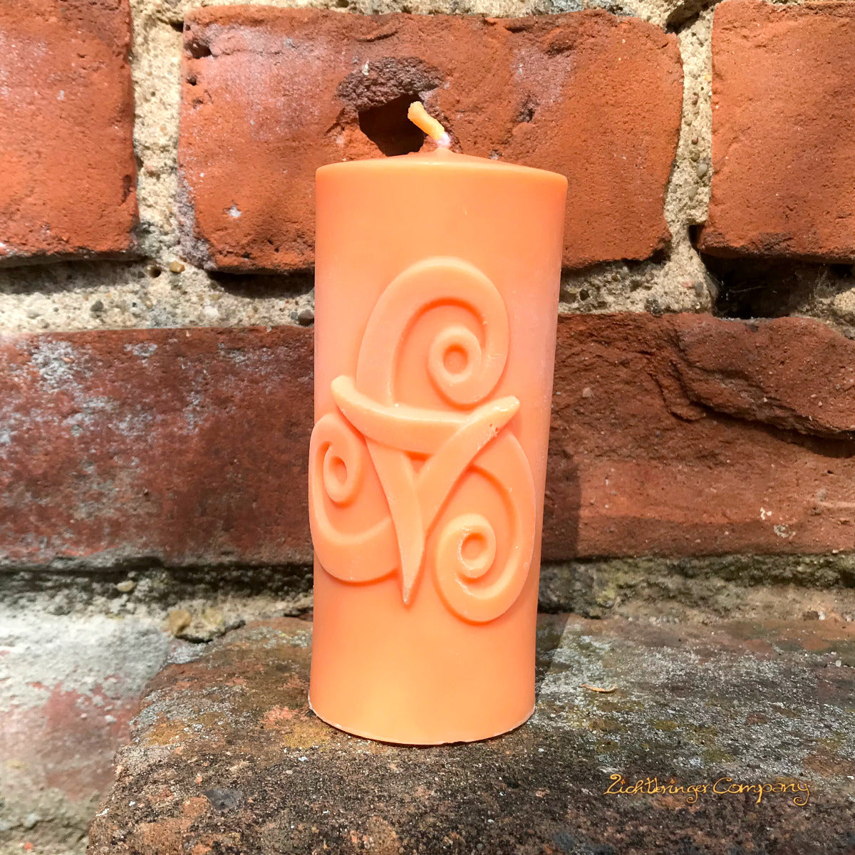 Triskele Kerze aus Rapswachs Farbe orange Höhe 10,5 cm