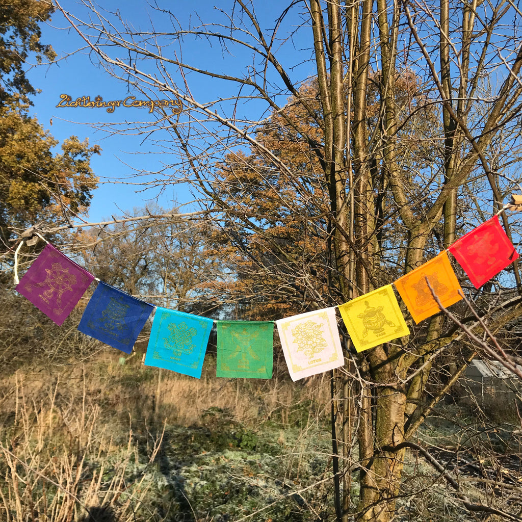 Tibetische Fahnen mit Glückssymbolen