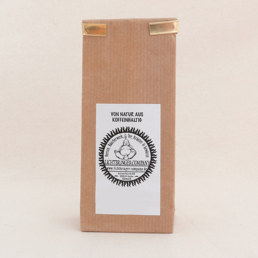 Guaranapulver - fein gemahlene Samen der Lianenpflanze im Papierbeutel mit der Aufschrift "von Natur aus koffeinhaltig"