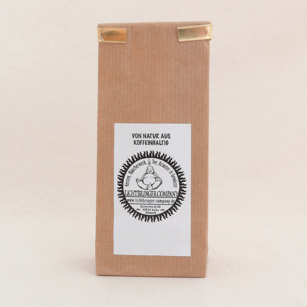 Guaranapulver - fein gemahlene Samen der Lianenpflanze im Papierbeutel mit der Aufschrift "von Natur aus koffeinhaltig"