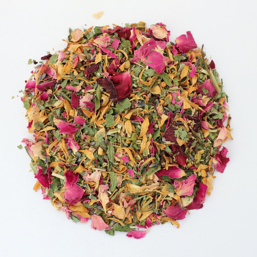 Traum-Tee Blütentee – loser Kräutertee mit Lavendel und Rose für gemütliche Entspannung