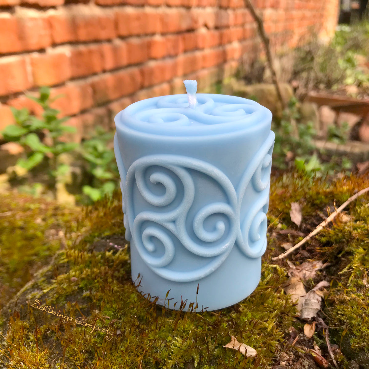 Rapswachs-Stumpenkerze mit Triskele-Symbol in Blau – handgefertigt, Höhe 7,5 cm, von Lichtbringer Company