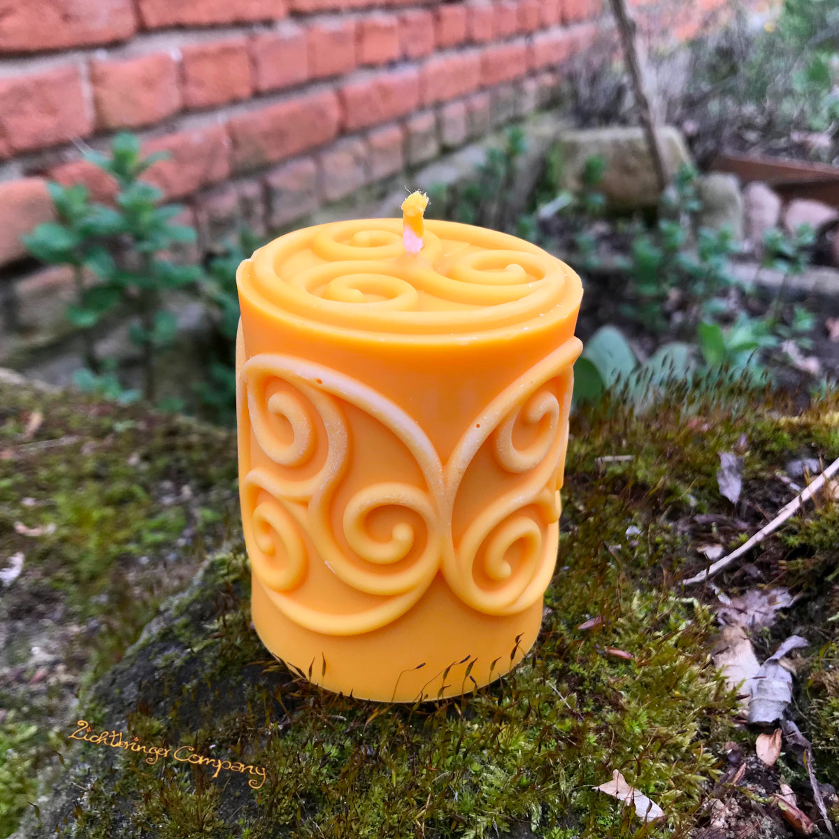 Rapswachs-Stumpenkerze mit Triskele-Symbol in Gelb – handgefertigt, Höhe 7,5 cm, von Lichtbringer Company