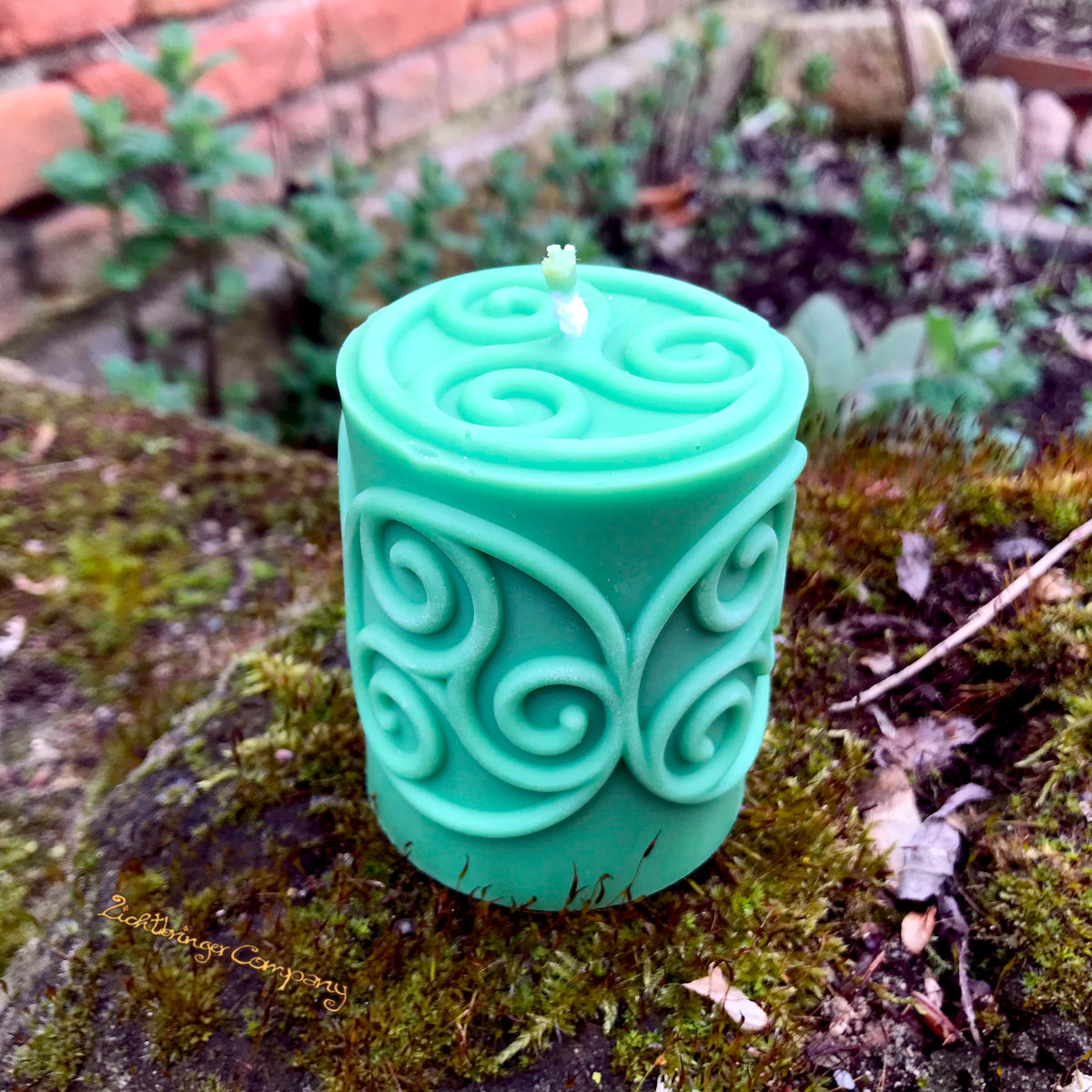 Rapswachs-Stumpenkerze mit Triskele-Symbol in Grün – handgefertigt, Höhe 7,5 cm, von Lichtbringer Company