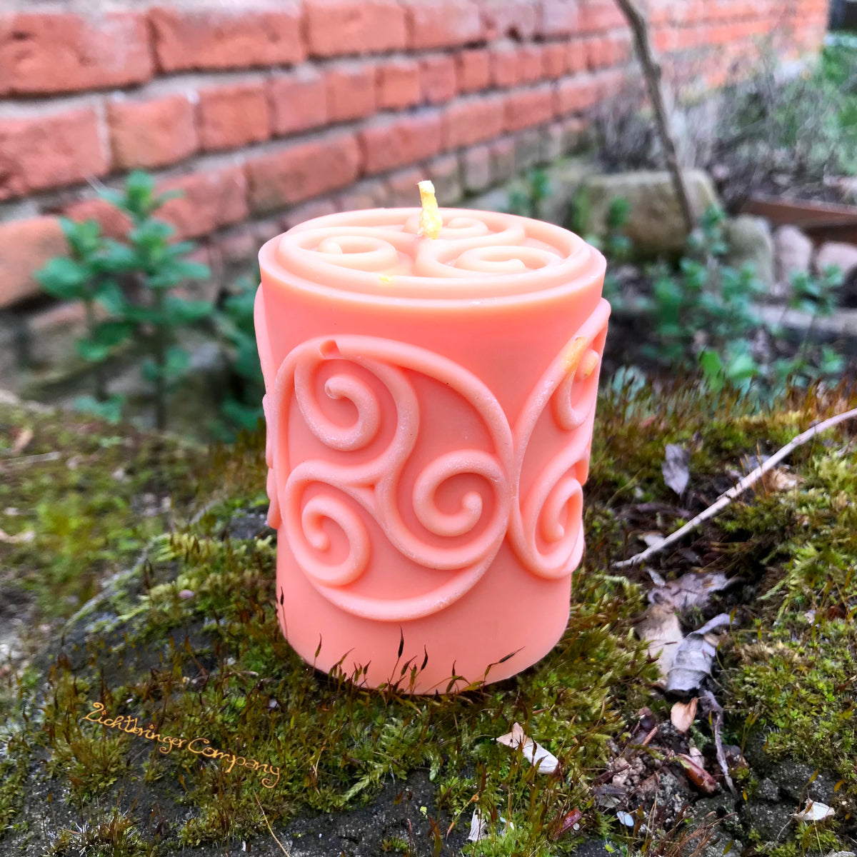 Rapswachs-Stumpenkerze mit Triskele-Symbol in Orange – handgefertigt, Höhe 7,5 cm, von Lichtbringer Company