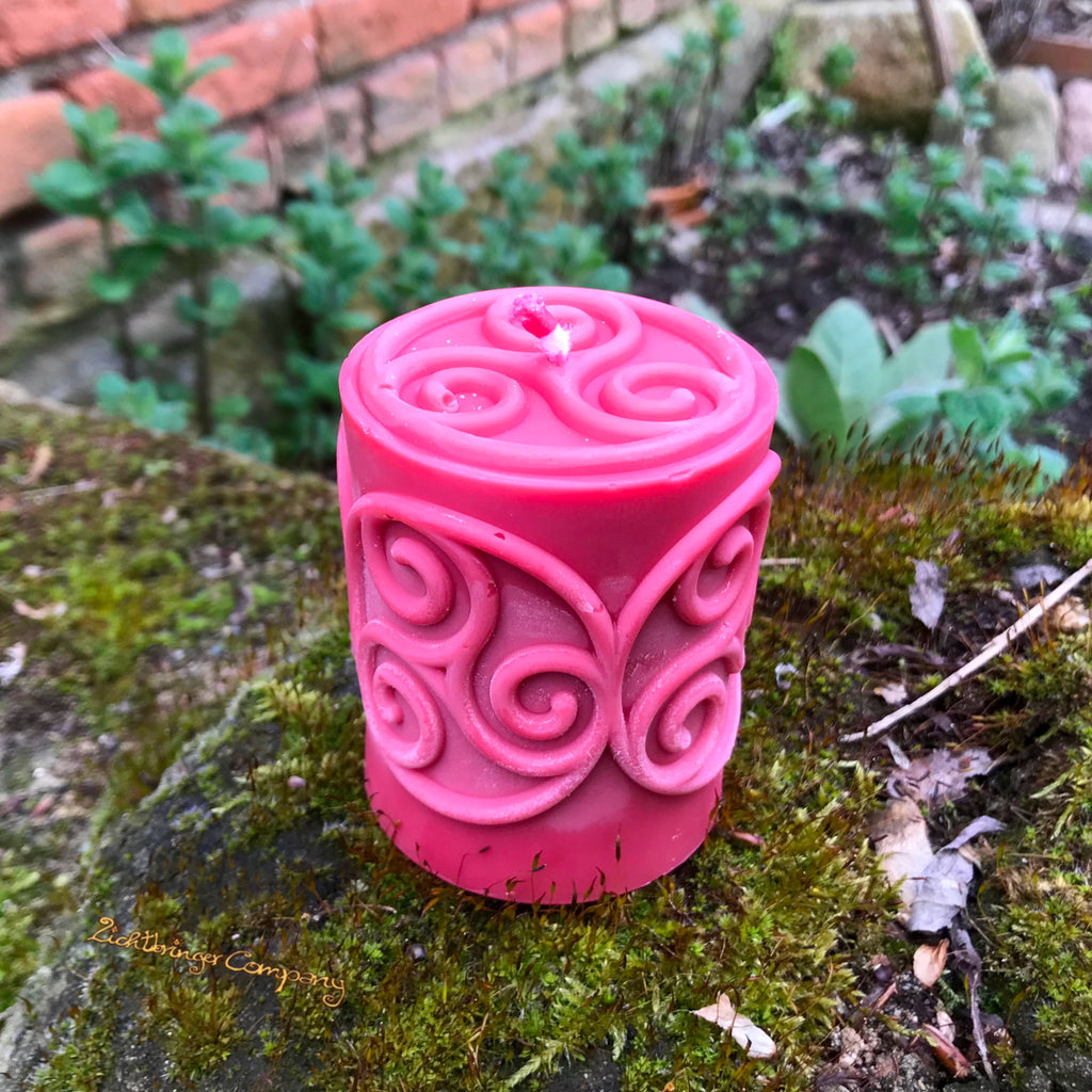 Rapswachs-Stumpenkerze mit Triskele-Symbol in Rot – handgefertigt, Höhe 7,5 cm, von Lichtbringer Company