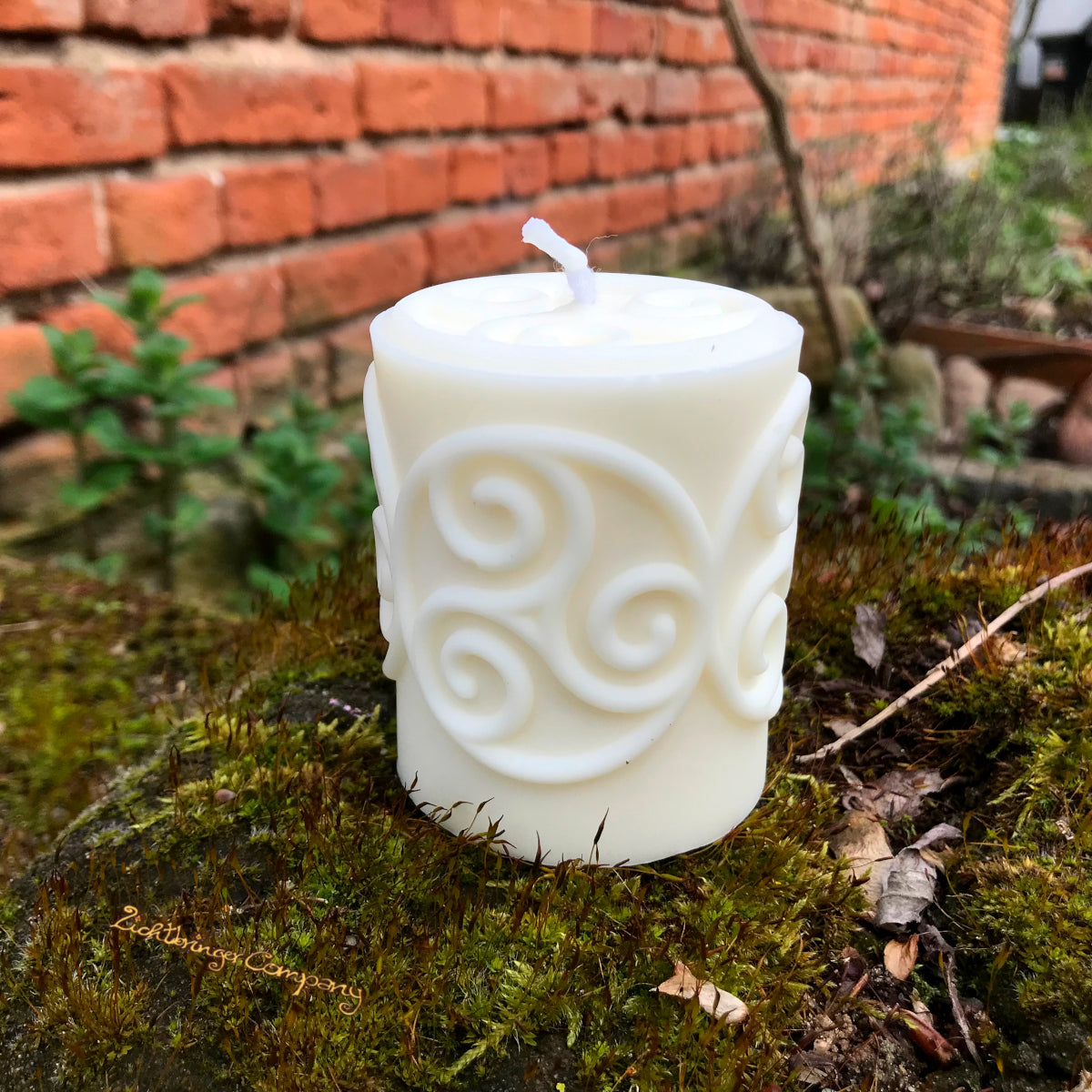 Rapswachs-Stumpenkerze mit Triskele-Symbol in Naturweiß – handgefertigt, Höhe 7,5 cm, von Lichtbringer Company
