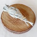 Weißer Salbei Räucherbündel klein – ca. 12 cm lang, 15 Gramm – handgebundener Smudge Stick aus getrockneten Salbeiblättern