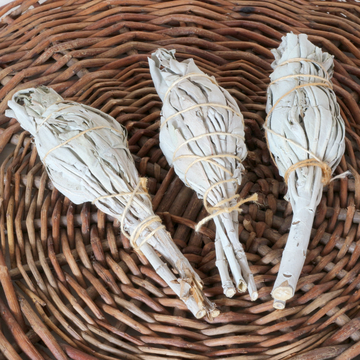 Drei kleine Weißer Salbei Räucherbündel – handgebunden mit Garn – Smudge Sticks zur energetischen Reinigung