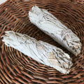 Weißer Salbei Räucherbündel in drei Größen – klein, mittel, groß – handgebundene Smudge Sticks – Lichtbringer Company