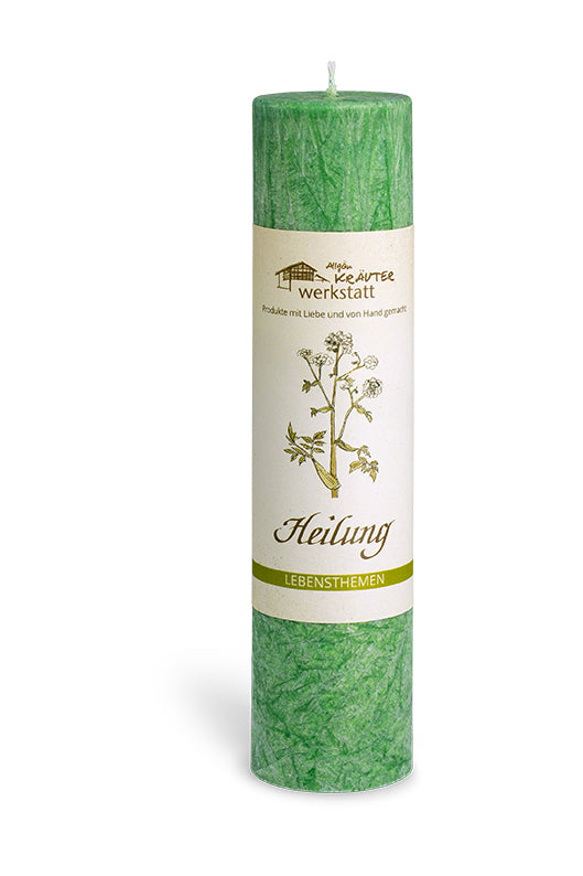 Heilung Heilkräuterkerze grün – Stumpenkerze mit Weihrauch, Verbena, Kiefer, Salbei und Mistel aus der Allgäuer Kräuterwerkstatt