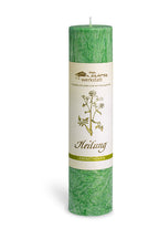 Heilung Heilkräuterkerze grün – Stumpenkerze mit Weihrauch, Verbena, Kiefer, Salbei und Mistel aus der Allgäuer Kräuterwerkstatt
