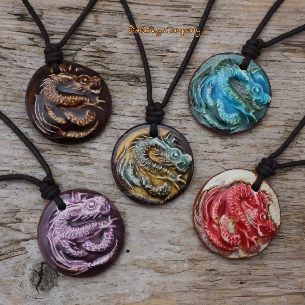 Drachenkette in fünf Farben - Neclays Amulett aus Keramik