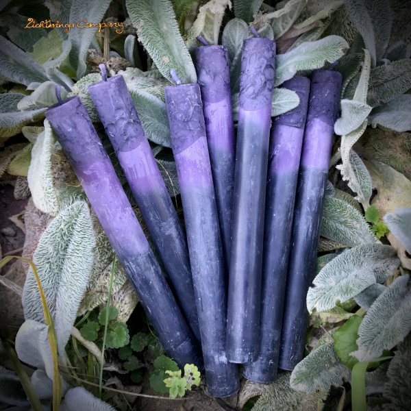 Gothic Stabkerze mit Spinnennetzmuster in lila und schwarz