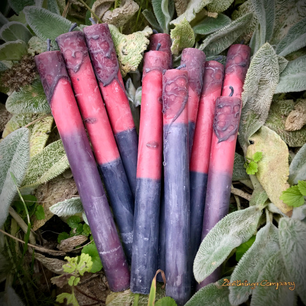 Gothic Stabkerze mit Spinnennetzmuster in rot und schwarz
